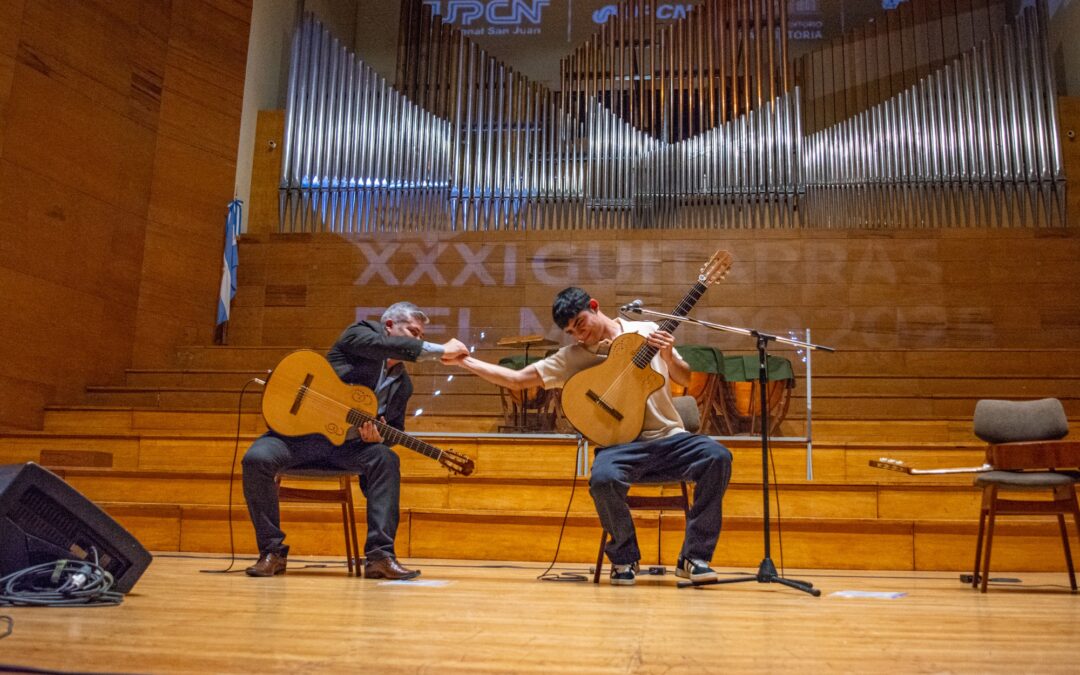 Guitarras del Mundo y “La Voz” se unieron sorpresivamente en el festival